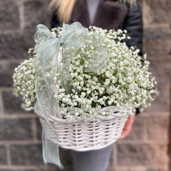 Букет цветов "Корзина с гипсофилой"